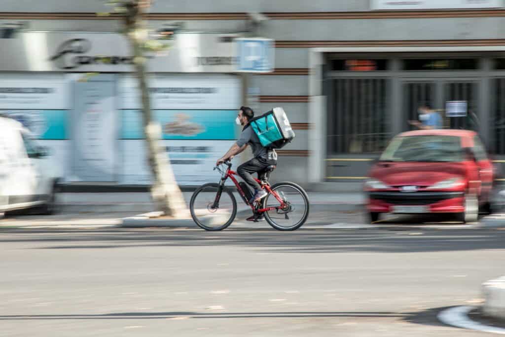 entregador em bicicleta